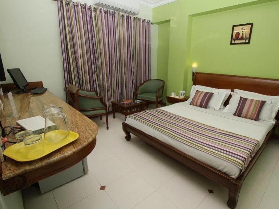 Hotel Crescent Park Chennai Zewnętrze zdjęcie